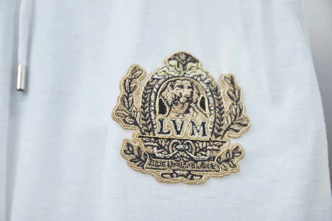 🅿️200 Louis LV 25ss new early spring shorts checkerboard jacquard crown embroidery shorts light luxury essential item for daily commuting for men and women correct version welcome to compare detailed features · piqué jacquard fabric, 100% pure cotton with high count cotton added, dry and avoid stuffiness, made by computer knitting machine or hand weaving machine, the shape is similar to bees. · The gold thread embroidery sealing process is combined, interweaving metal threads with other silk threads · Double-needle stitching across seams · Original main mark, washed tag, branded moisture-proof paper packaging Color: black/white/green Size: S/M/L/XL